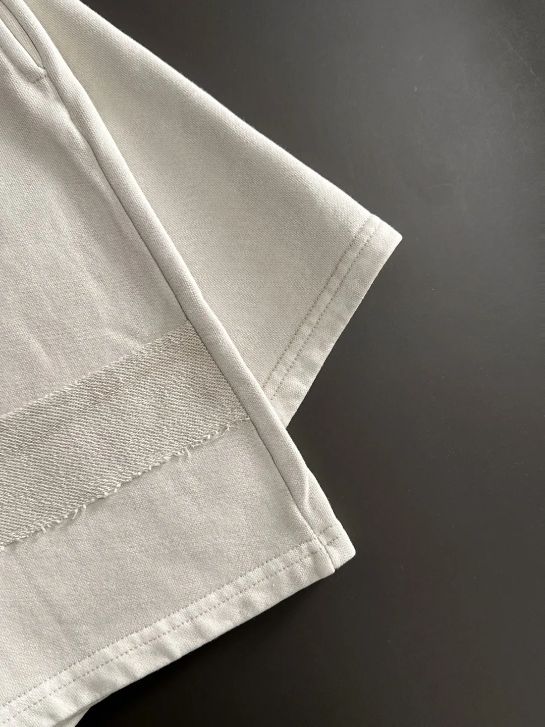 🅿️330 shipped next day, high quality Stone lsland/stone island 2025 spring and summer new style casual solid color loose shorts with elastic band, two needle stitches at the hem of the trousers, fine and firm stitching, custom-made fabrics at the counter, high breathability and comfort, impeccable details, brand element design concept, reflecting high quality. It feels delicate and soft! It presents a casual cut and the upper body shape is great! Size: S-XXL